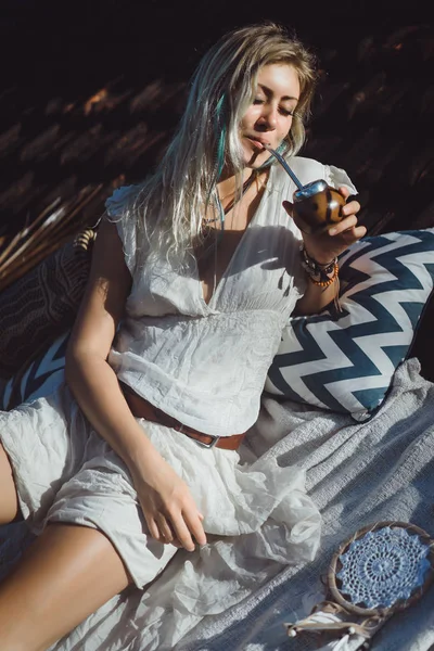 Menina Hippie Indiano Bonito Com Longos Cabelos Loiros Telhado Beber — Fotografia de Stock