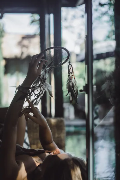 Menina Indiana Casa Apanhadores Sonhos Linda Menina Loira Com Apanhadores — Fotografia de Stock