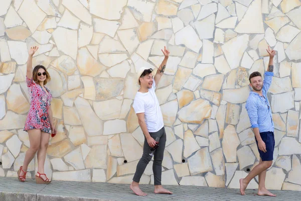 Spanya Sokaklarında Yürüyen Mutlu Arkadaşlar — Stok fotoğraf