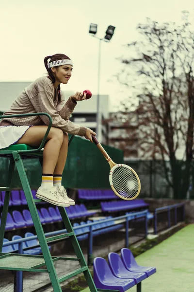 Молодая Женщина Играет Теннис — стоковое фото
