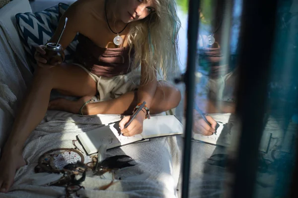Prachtige Indiase Hippie Meisje Met Lang Blond Haar Het Dak — Stockfoto