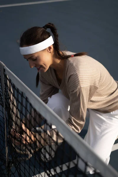 Tenis Oynayan Genç Bir Kadın — Stok fotoğraf