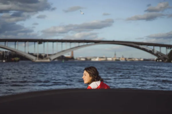 Mooie Jonge Vrouw Een Rode Regenjas Rijdt Een Prive Jacht — Stockfoto