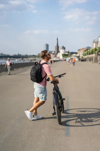 Bisiklete binen genç adam.