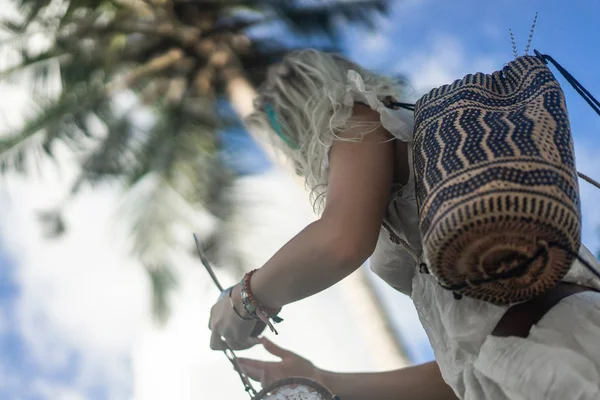 Hippie Meisje Met Lang Blond Haar Een Jurk Het Dak — Stockfoto