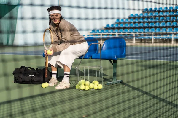 Junge Frau Spielt Tennis — Stockfoto