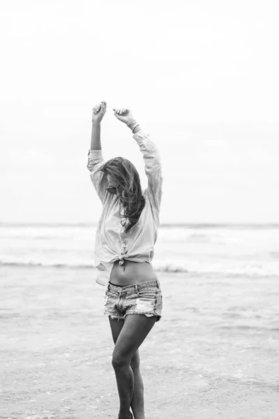 Молодая Привлекательная Женщина Идущая Вдоль Берега Океана Песчаному Пляжу — стоковое фото