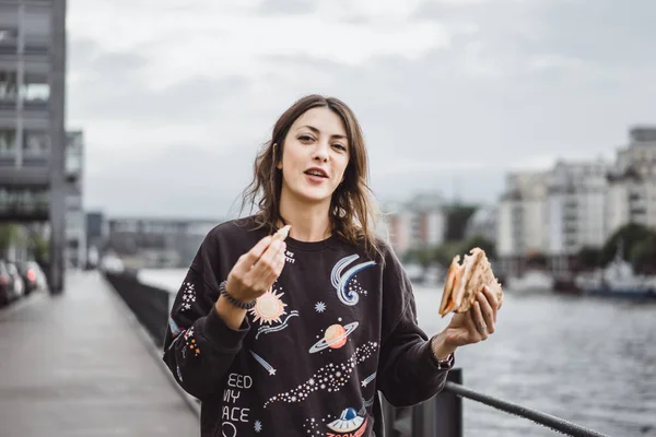 Junge Schöne Frau Isst Ein Stück Pizza Auf Der Straße — Stockfoto