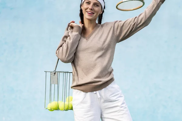 Jonge Vrouw Spelen Tennis — Stockfoto