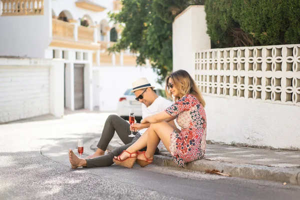 Junges Glückliches Verliebtes Paar Spaziert Durch Die Kleinen Straßen Spaniens — Stockfoto