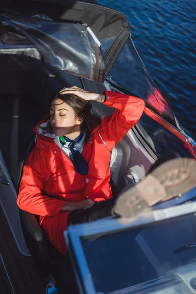 kırmızı bir yağmurluk güzel genç kadın ile özel yat gidiyor. Stockholm, İsveç
