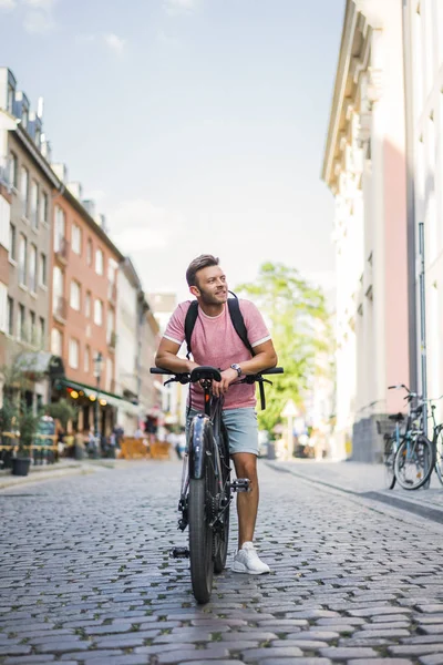 Bisiklete binen genç adam.