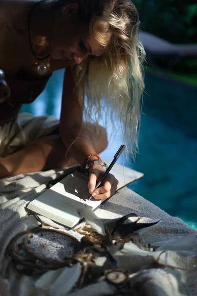Pięknie Hippie Indian Dziewczyna Długimi Blond Włosami Dachu Picia Herbaty — Zdjęcie stockowe