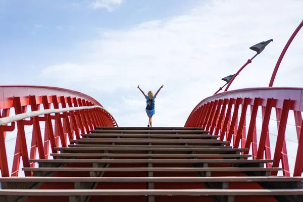 Mooi Meisje Een Blauwe Jurk Poseren Brug — Stockfoto