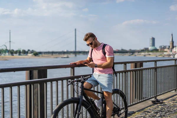 Bisiklete binen genç adam.