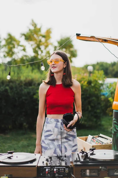 Plak çalan kız DJ.