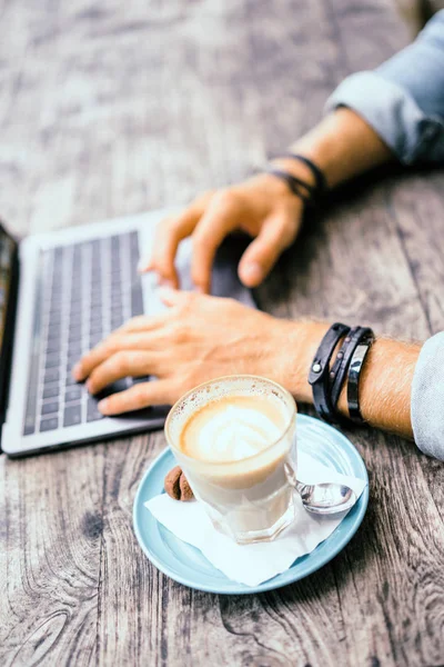 Giovane Uomo Affari Attraente Caffè Lavora Computer Portatile Beve Caffè — Foto Stock