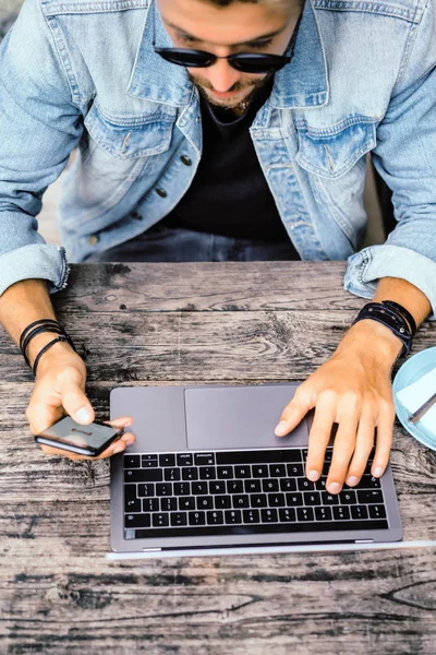 Giovane Uomo Affari Attraente Caffè Lavora Computer Portatile Beve Caffè — Foto Stock