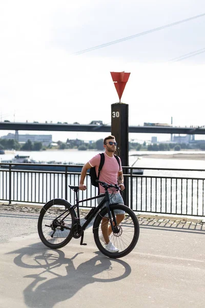 Bisiklete binen genç adam.