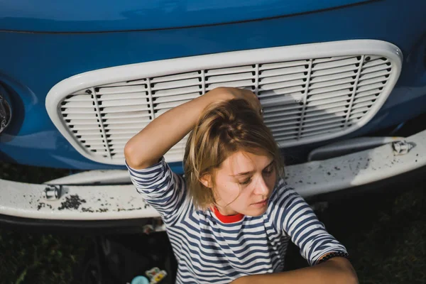 Meisje Achtergrond Van Een Vintage Bus — Stockfoto