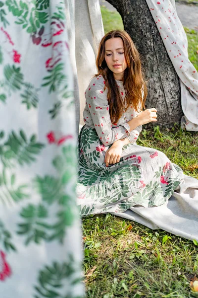 Girl Linen Dress Wreath Flowers Her Head — Stock Photo, Image