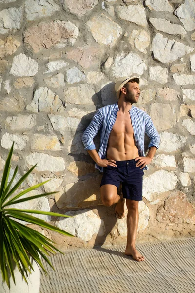 Hombre Con Una Camisa Rayas Con Sombrero Paja Camina Por — Foto de Stock