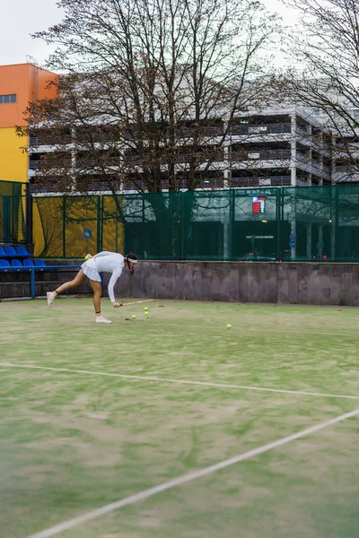 Junge Frau Spielt Tennis — Stockfoto