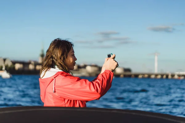 Güzel Genç Bir Kadın Akıllı Telefondan Fotoğraf Çekiyor — Stok fotoğraf