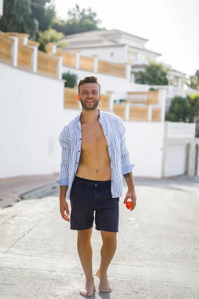 Homme Chemise Avec Verre Été Dans Une Ville Espagnole Vacances — Photo