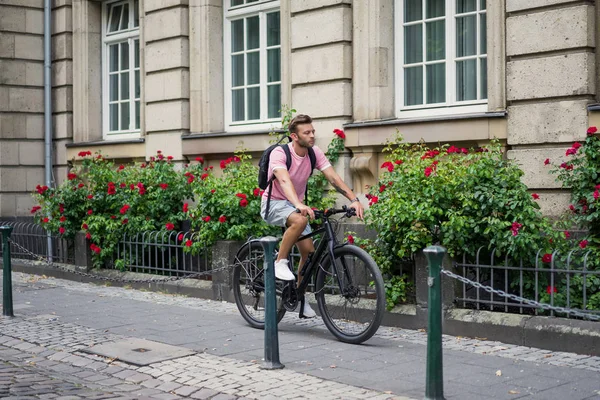 Bisiklete binen genç adam.