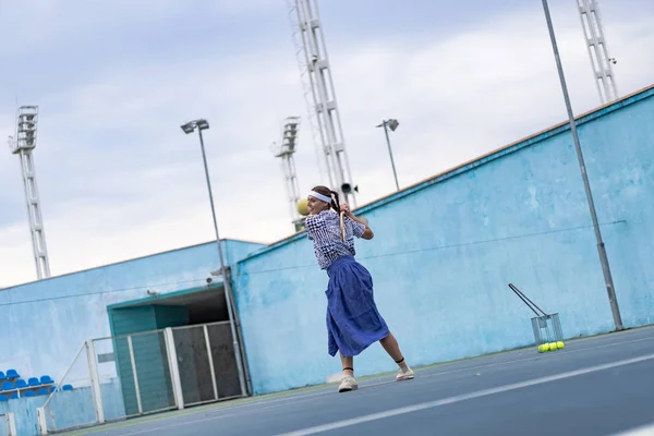 Tenis oynayan genç bir kadın