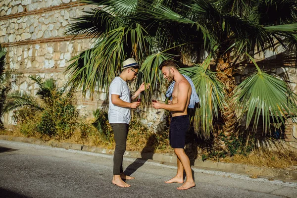 Twee Vrienden Jonge Mannen Met Een Glas Champagne Achtergrond Van — Stockfoto