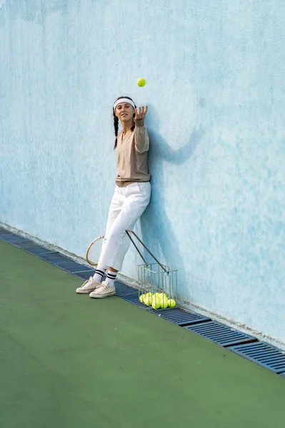 Ung Kvinna Spelar Tennis — Stockfoto