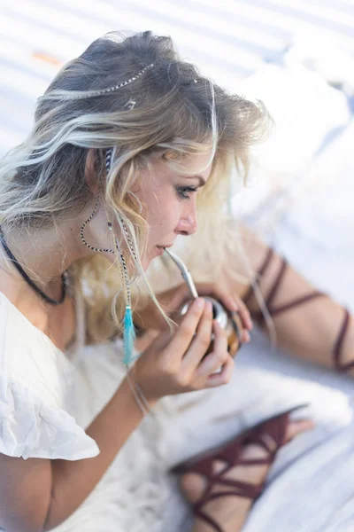Vackra Indiska Hippie Flicka Med Långt Blont Hår Taket Dricka — Stockfoto