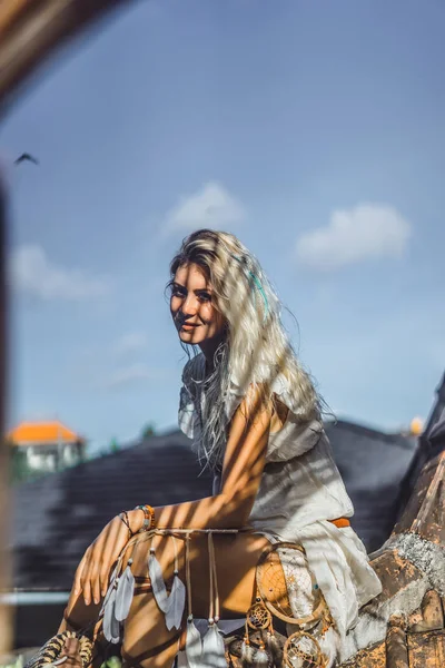 Hintli Kız Çatıda Rüya Yakalayıcı Rüya Yakalayıcı Ile Güzel Sarışın — Stok fotoğraf