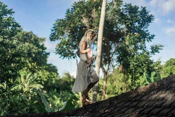 Hippie Dziewczyna Długimi Blond Włosami Sukience Dachu — Zdjęcie stockowe