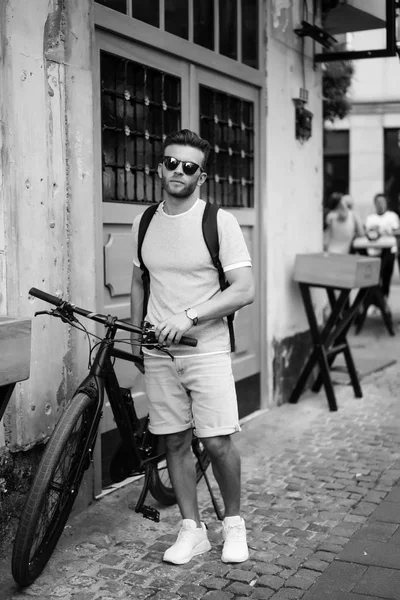 Joven Montar Bicicleta Calle —  Fotos de Stock