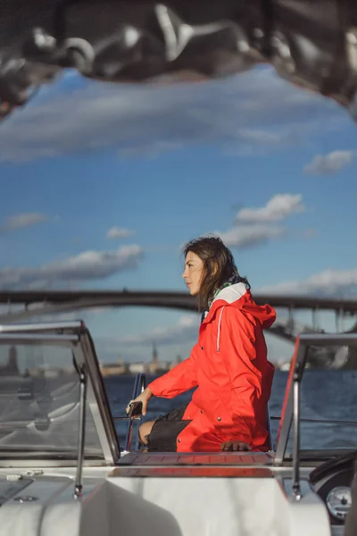 Piękna Młoda Kobieta Czerwony Płaszcz Jeździ Prywatny Jacht Stockholm Szwecja — Zdjęcie stockowe