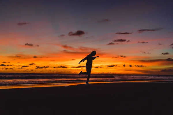 Gente Playa Atardecer Chica Está Saltando Sobre Telón Fondo Del — Foto de Stock