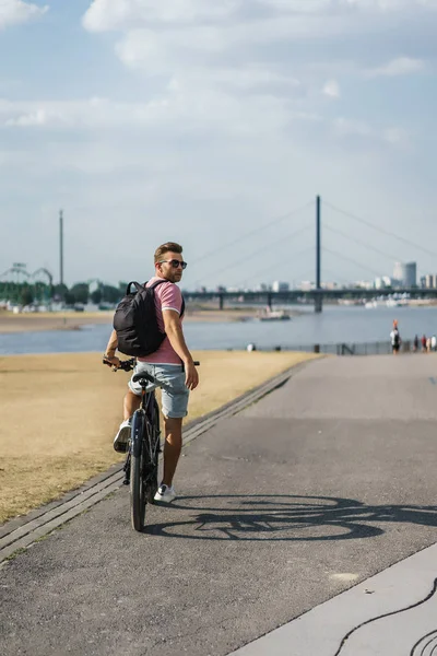 Ung Man Rida Cykel Gatan — Stockfoto