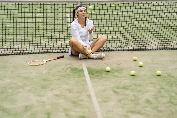 Ung Kvinna Spelar Tennis — Stockfoto