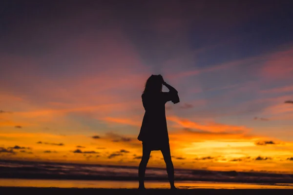 Люди Пляже Закате Girl Jumping Background Setting Sun — стоковое фото