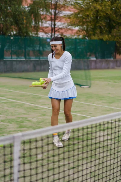 Joven Mujer Jugando Tenis —  Fotos de Stock