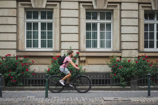 Bisiklete binen genç adam.