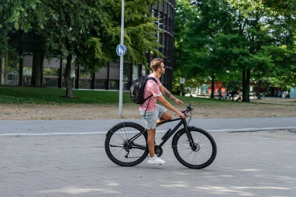 Bisiklete binen genç adam.