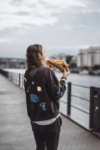 Junge Schöne Frau Isst Ein Stück Pizza Auf Der Straße — Stockfoto