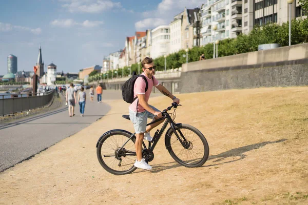 Bisiklete binen genç adam.