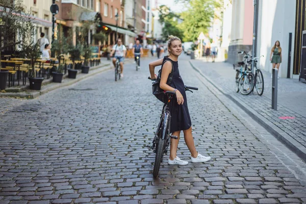Ung Kvinna Rida Cykel Staden — Stockfoto