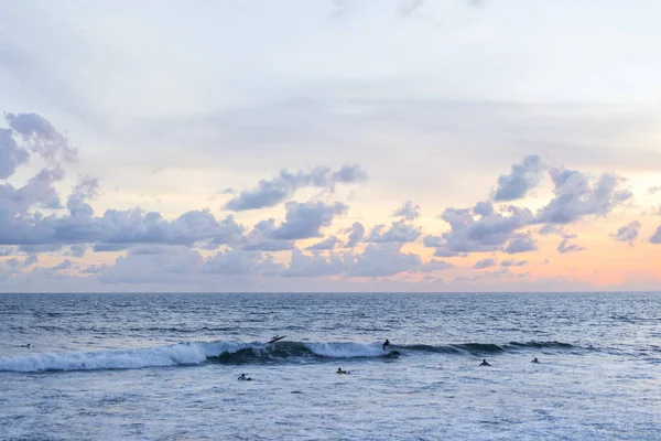 Cielo Oceano Bellissimo Tramonto Sull Oceano Surfisti Attesa Onda — Foto Stock