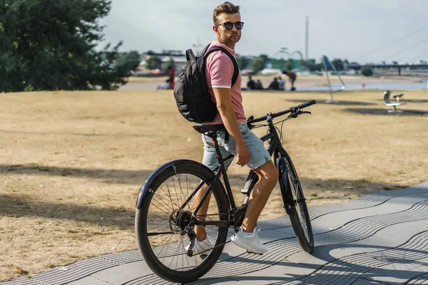 Bisiklete binen genç adam.